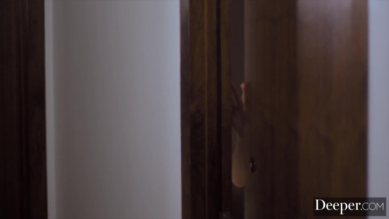 Deeper: Profundo. Boa menina Jill realiza seus sonhos de ser uma...