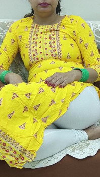 Wanita desi India di sofa menunjukkan buah dadanya