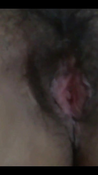 자지를 따먹은 후 털이 무성한 보지를 과시하는 걸 좋아해