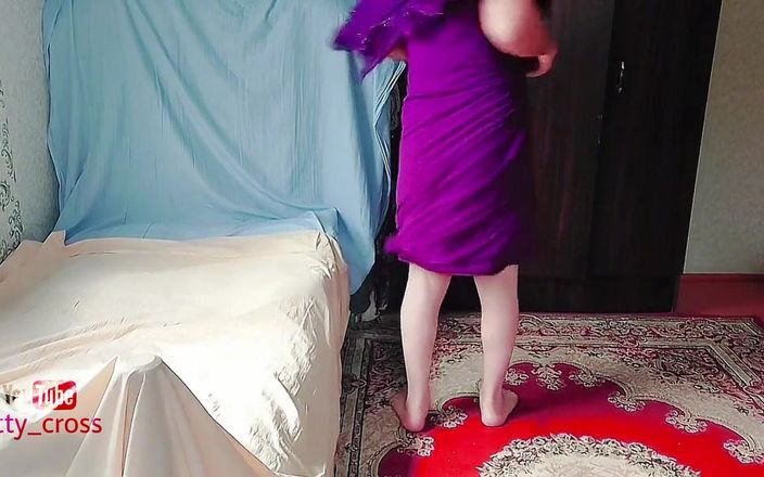 Kitty_Cross: सौतेली बहन अपने निजी कमरे में रंडी के कपड़े पहनने की कोशिश कर रही है