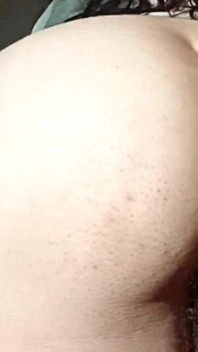Pussy berbulu besar dan lubang pantat close-up