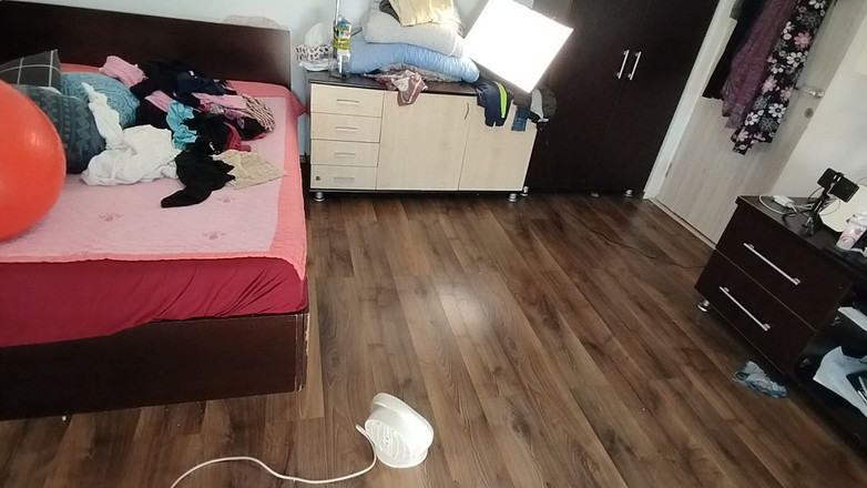 Mirsur: Seksi esmer kıyafet denerken eğleniyor. Seksi anne evin etrafında çıplak dans...