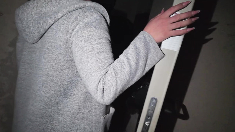 Alex e Bianca: Min granne ringer på dörrklockan och ber mig om hjälp ......