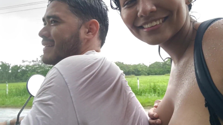 EMY_AND_JONH: मेरे स्तन सड़क पर दिखा रही है और मेरे ड्राइवर को लंड चुसाई दे रही है