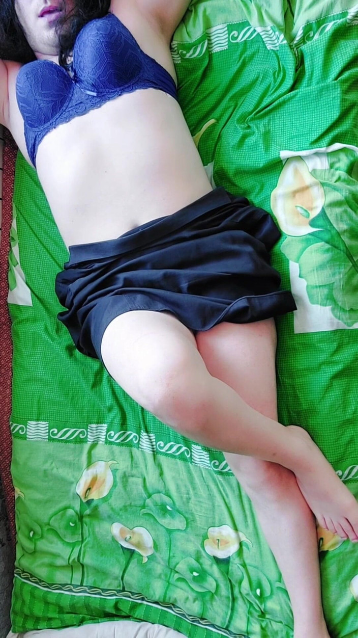 Kitty_Cross: Je suis une jolie trans en mini-jupe et mon beau...