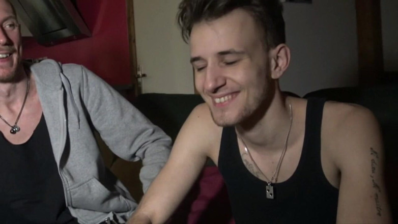 FRENCH AMATORS SEXTAPES: 20-летняя девушка снимает своё первое порно