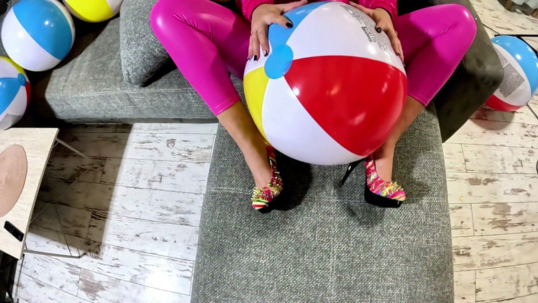 MilfyCalla: Fetiș cu mamă sexy dominantă roz cu bile pe plajă....