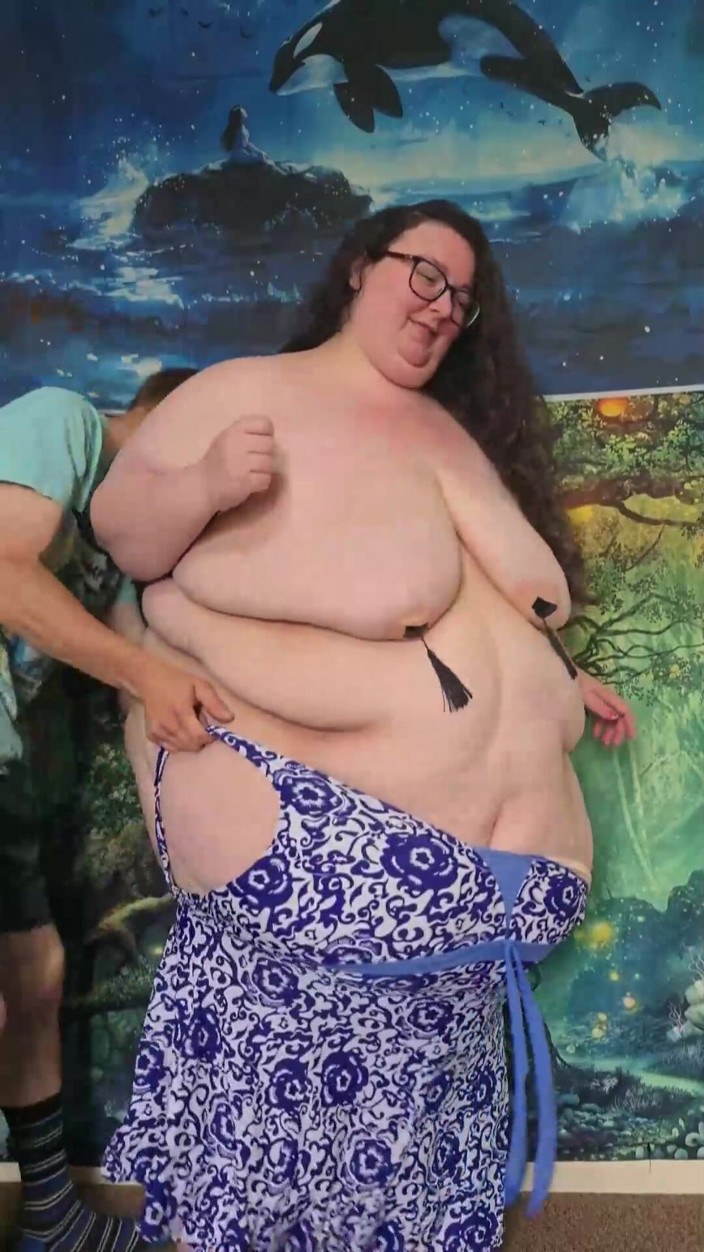 SSBBWLadyBrads: Ss iri güzel kadın sıkı yüzme kostümünü giyerken yardım alıyor