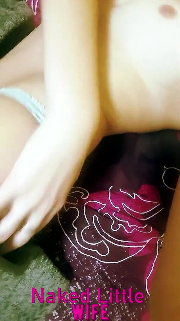 Nakedlittlewife: 女の子は彼女の弾力性のある胸と濡れたタイトな猫を示しています