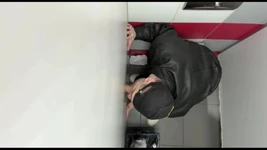Scally Chav boy en chaqueta de cuero prueba el gloryhole en la primera vez