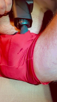 Sborrata in mutandine da un potente massaggiatore!