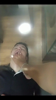 Sclav cu picioarele sub masa Tha