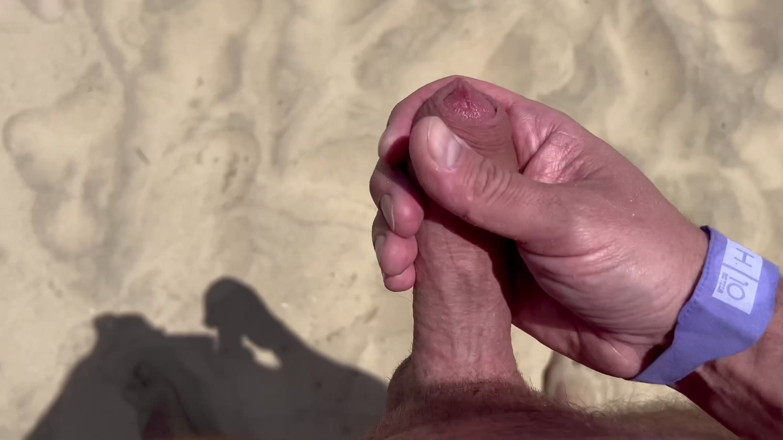 Emma Voyeur: Naked Beach MILF Ayuda a Un Extraño Masturbándose - Semen En...