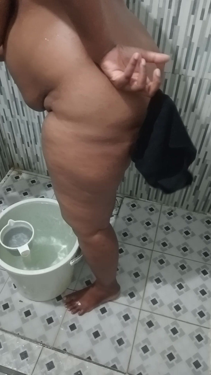 Benita sweety: Solo en el baño, gordita tía