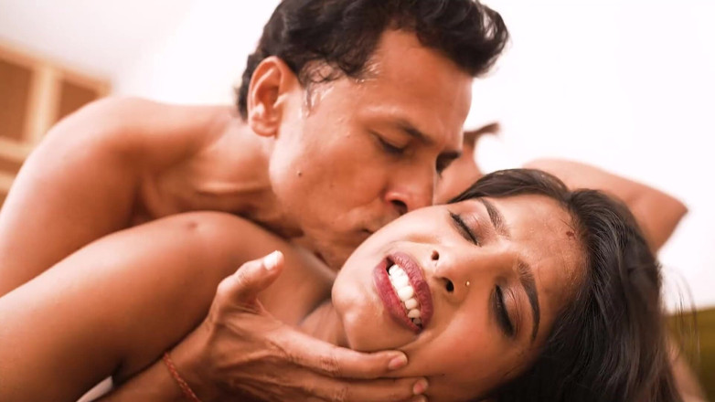 RIABHABI: Um marido bonito e sexy fodeu suas duas esposas juntas,...
