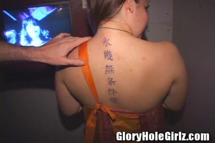 Glory Hole Girlz: Teen 18 Hermiona Polykačka Cutie Prsa Sání dicks Glory Hole Hippie...