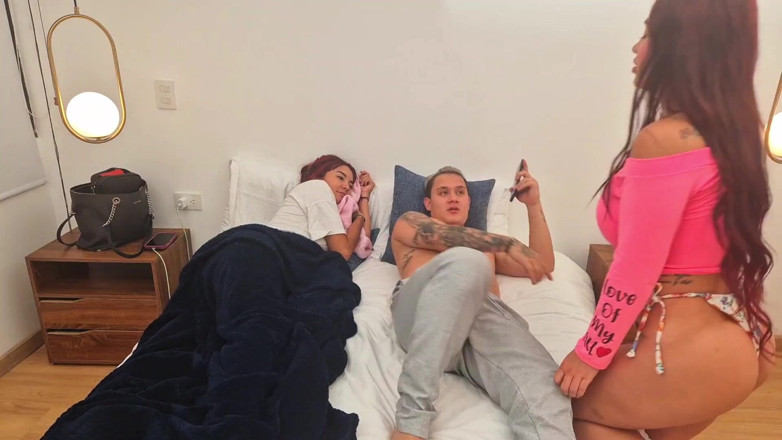 AlejandraPalacios: Pieprzę męża mojego przyrodniego brata w jego samym łóżku, prawie nas...