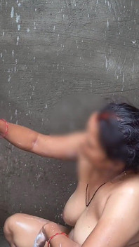 India gordita caliente en sexo romántico con cuñado mientras se baña