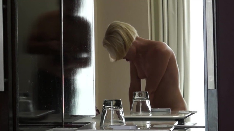 Reality Babes: Blonde hoer houdt van dikke pik en harde seks