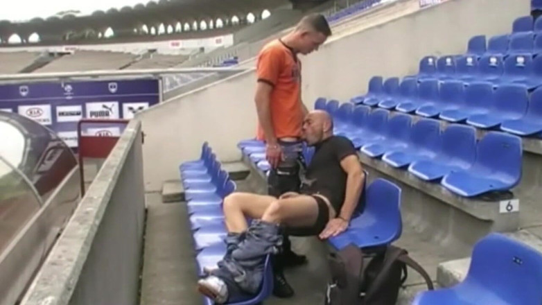 Jess Royan XXX: Riskanter exhibitionismus, von hetero-arabern im öffentlichen stadion fußball gefickt