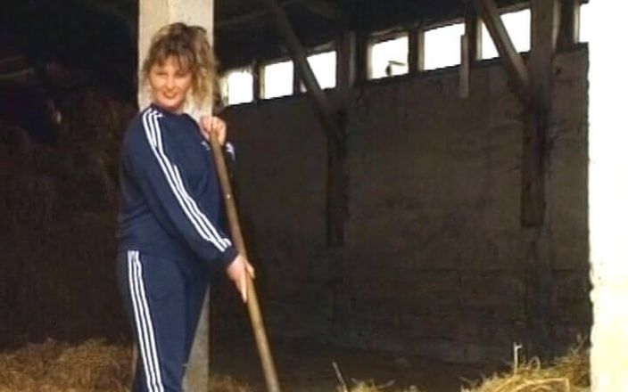 Deutsche Madchen: O nemțoaică mare și frumoasă excitată își face tipul să ejaculeze la...