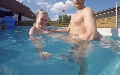 Casting66: Julia se fait baiser ! Une partie de la piscine !