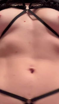 Gioca con le mie tette naturali per favore
