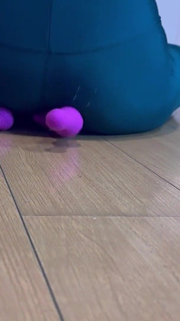 Две лесбиянки экспериментируют с игрушками
