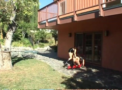 Perfect Porno: Une blonde à forte poitrine se fait jouer la chatte et...