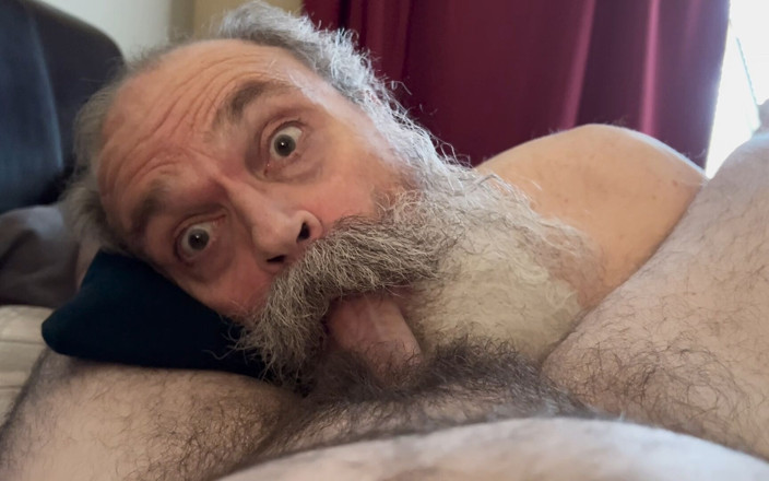 FuzzyBeardBoy: Füttert stiefvater mit großem schnurrbart, trägt eine sahnige ladung