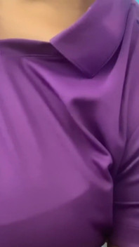 Apretando mis tetas frotando mi clítoris follando mi coño con un consolador en el trabajo recepcionista