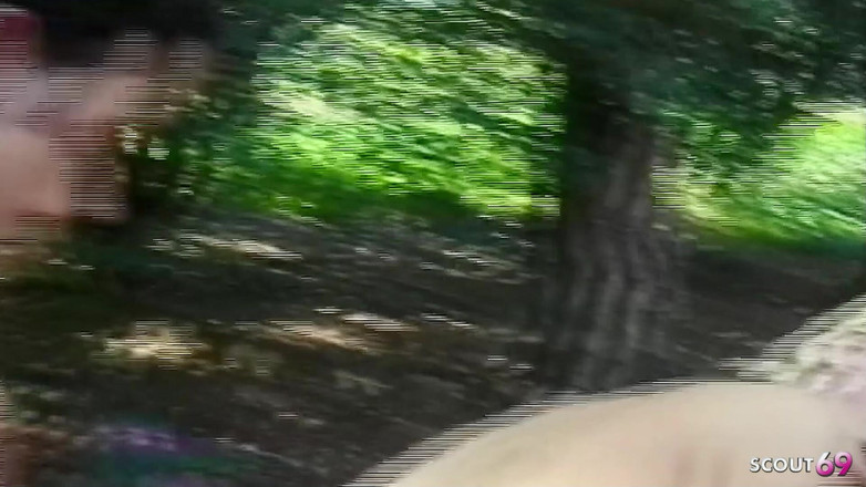 Shemale TS Collection: Blonďatá Tranny šuká latino chlapa venku do zadku, dokud se nevystříká