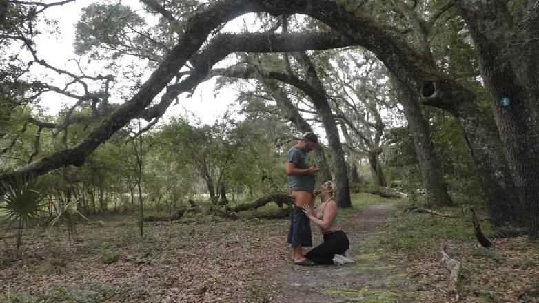 Island Boy Vids: Passeggiata nel bosco pompino con Monica Raye