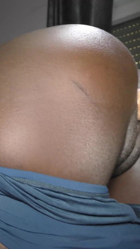 Une ado noire merveilleuse prend une grosse bite et un creampie profond amateur