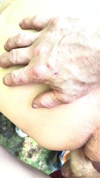 田舎の田舎者が再び巨大な木にかがみ込みました