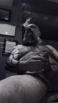 Tatăl vitreg cu barbă fumând și împușcând spermă