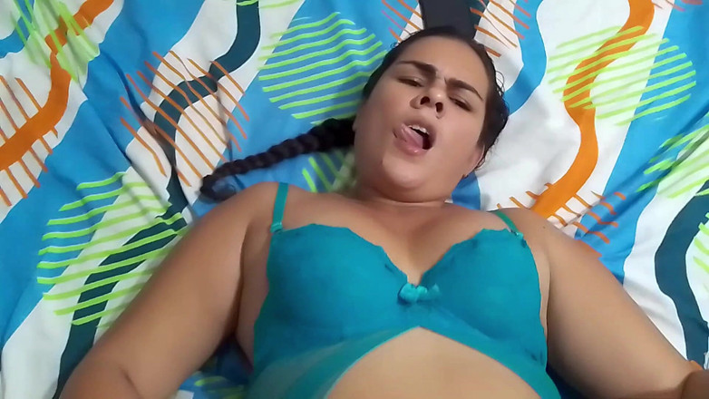 Kanu Eel: İç çamaşırı giymiş sıcak üvey anne vajinasını oynamama izin verdi