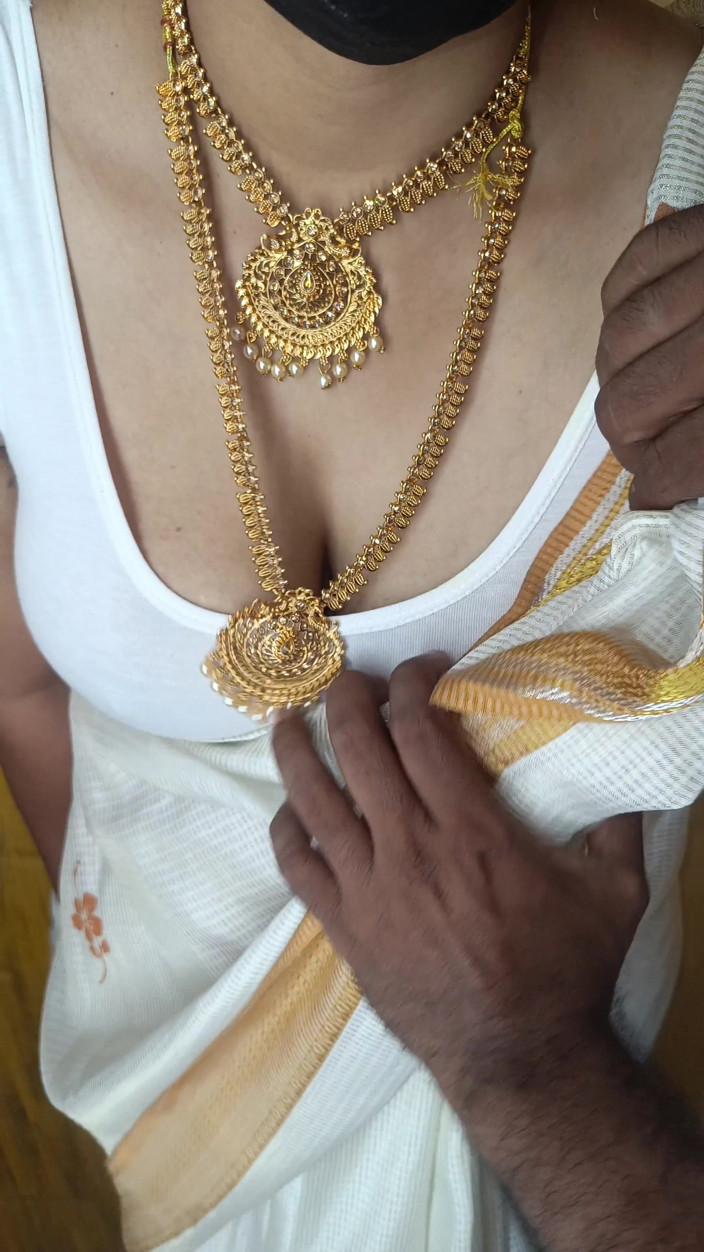 Pushpa studio: dhokha dene vaali malloo aanti hot romans brest chaat rahi...