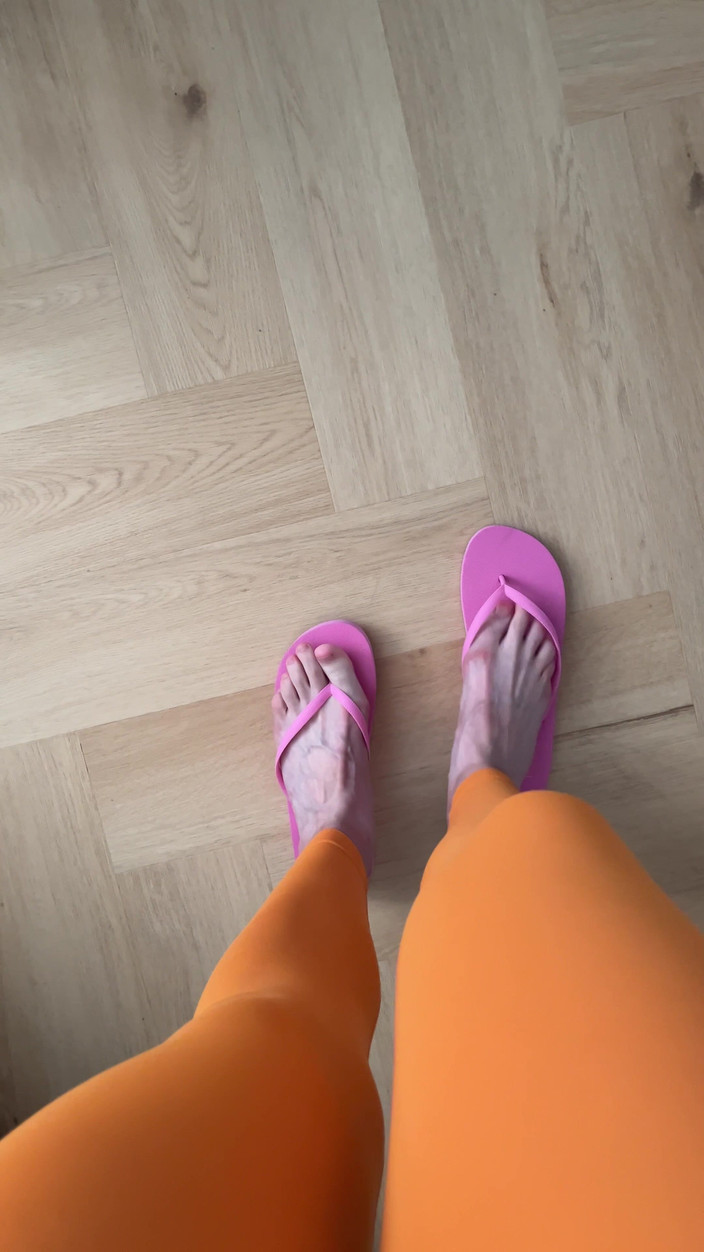 Feet: 人字拖的足部展示