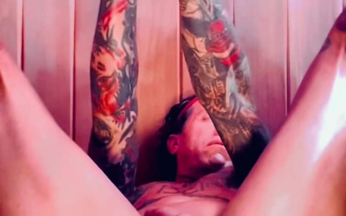 The Von Bi XXX: Gioca da solo con il culo maschile nella sauna