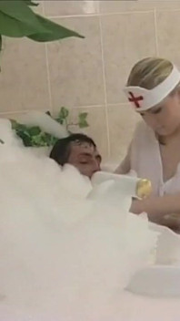 Une infirmière MILF à forte poitrine se fait baiser dans la baignoire et éjaculer dans la bouche par une grosse bite