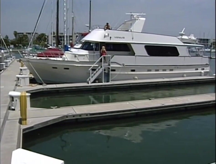 Out Sexxx: Sexy blondes mädchen wird im freien auf einem boot kaum...
