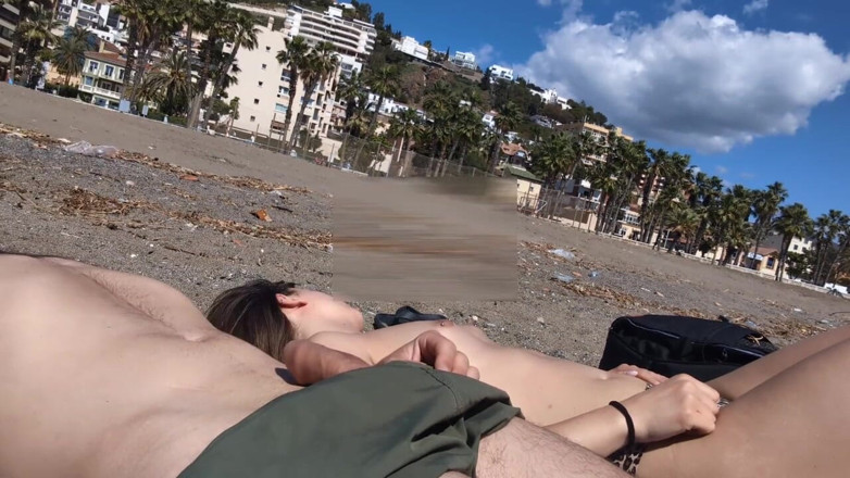 SweetJaneOfficial: Засвіт члена поруч з дівчиною топлес, на яку вона дивиться