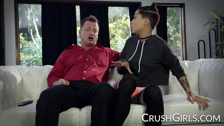 Crush Girls: Crush girls - Honey Gold üvey babasının küçük deliğini sikiyor