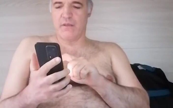 Setesesso7: Oro en la botella vacía y me pajeo la polla...