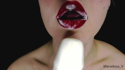 Marvelous V: Labios rojos sexy calientes lamiendo y chupando lollypop y otra...