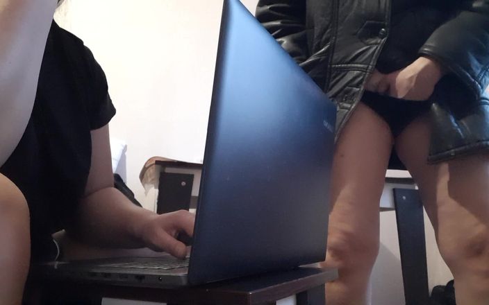 Lesbian-candys: Eu me masturbo arriscadamente perto do meu colega no escritório