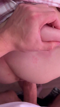 Harde neukpartij en creampie voor stiefzus