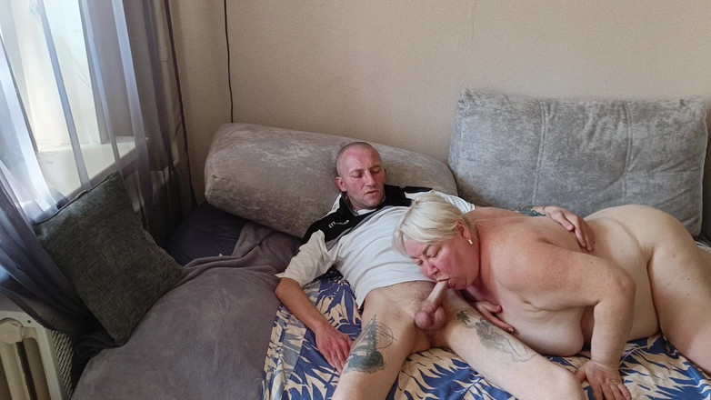 Zona901: Diepe pijpbeurt van een buurvrouw met het zuigen en slikken...