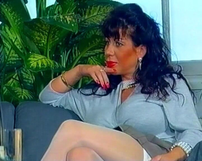 Busty German Sluts: 大奶子德国继母教他们如何操